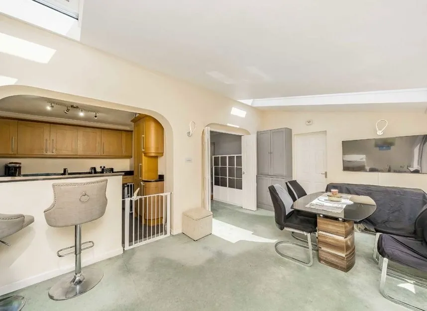 Howard Close, Sunbury-On-Thames, TW16, photo 5