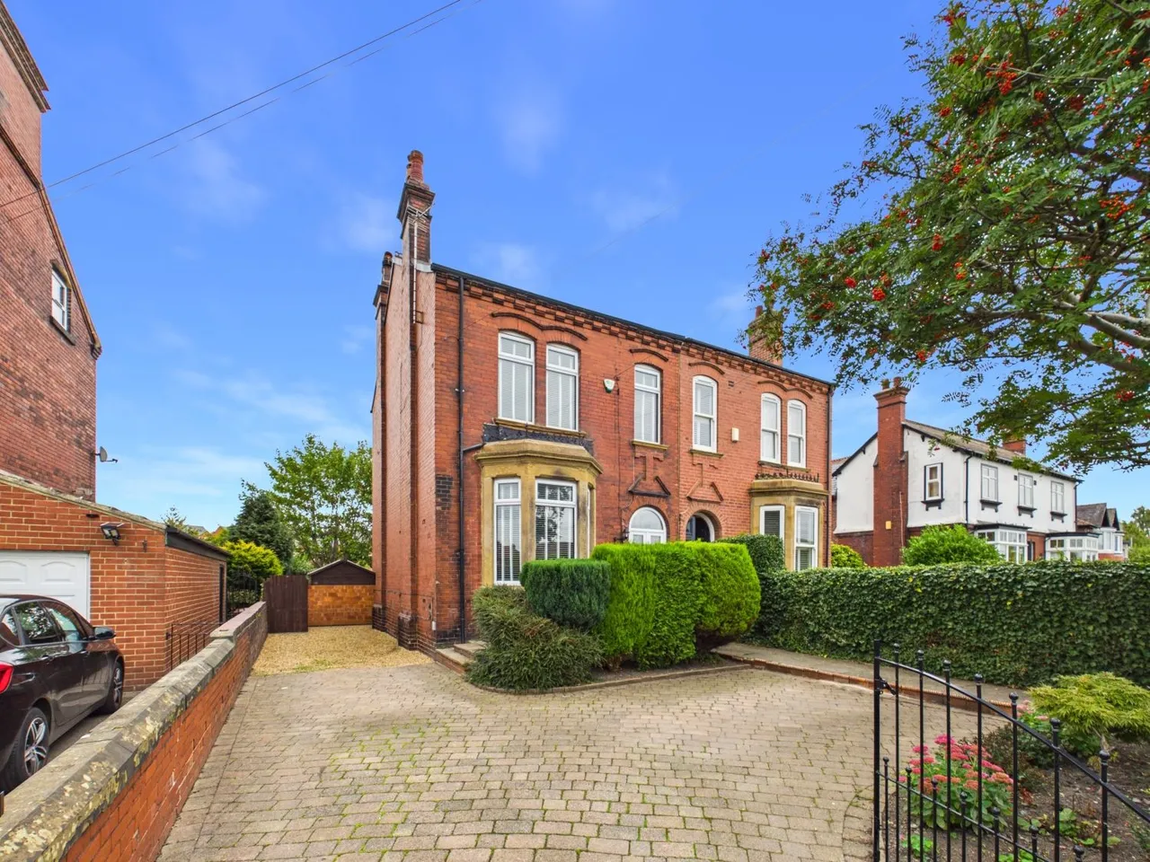 4 bed house for sale, Bradford Road, Wakefield, WF1