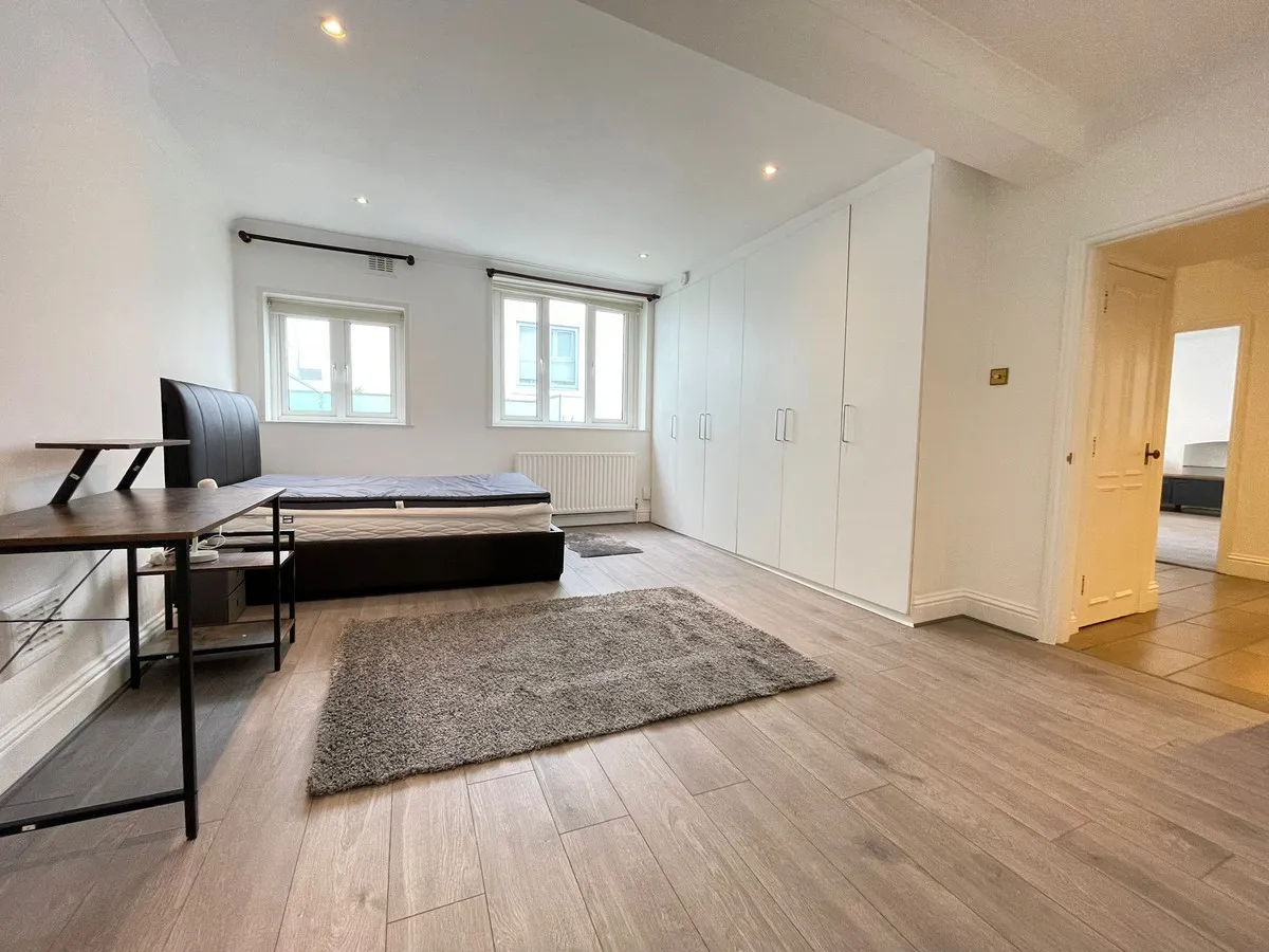 London, W1T, photo 5