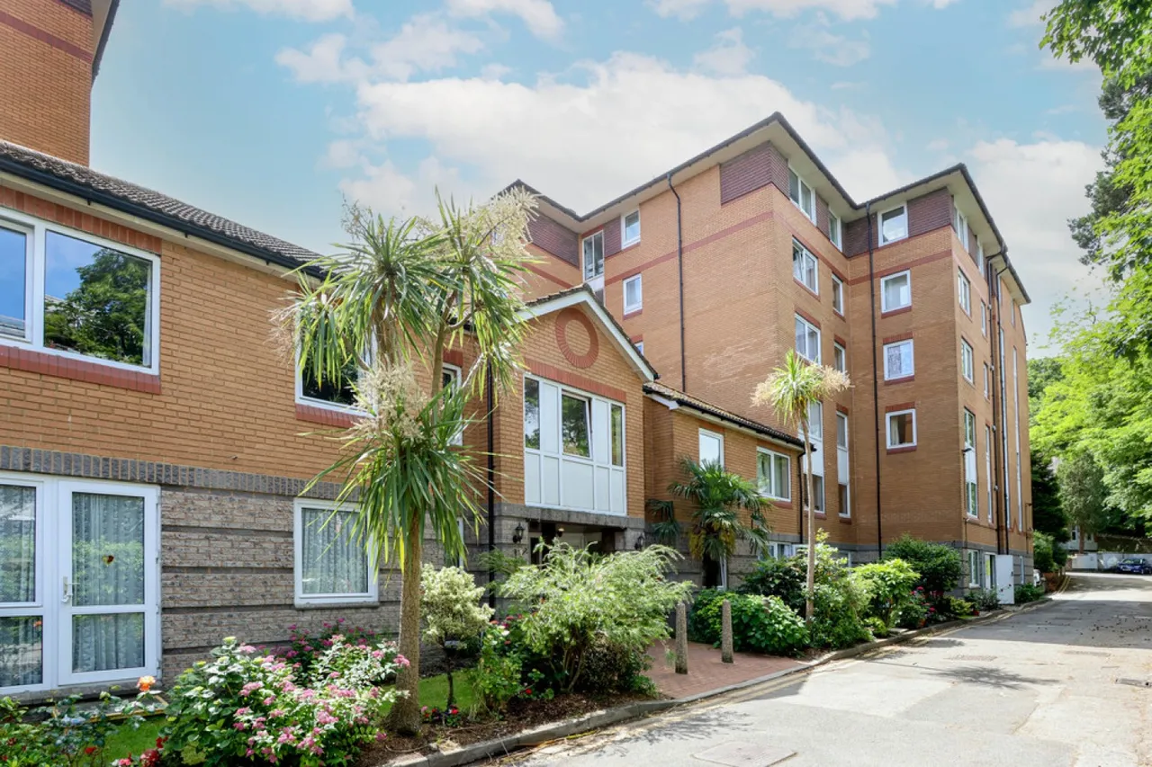 2 bed flat for sale — St Peter's Road, Bournemouth