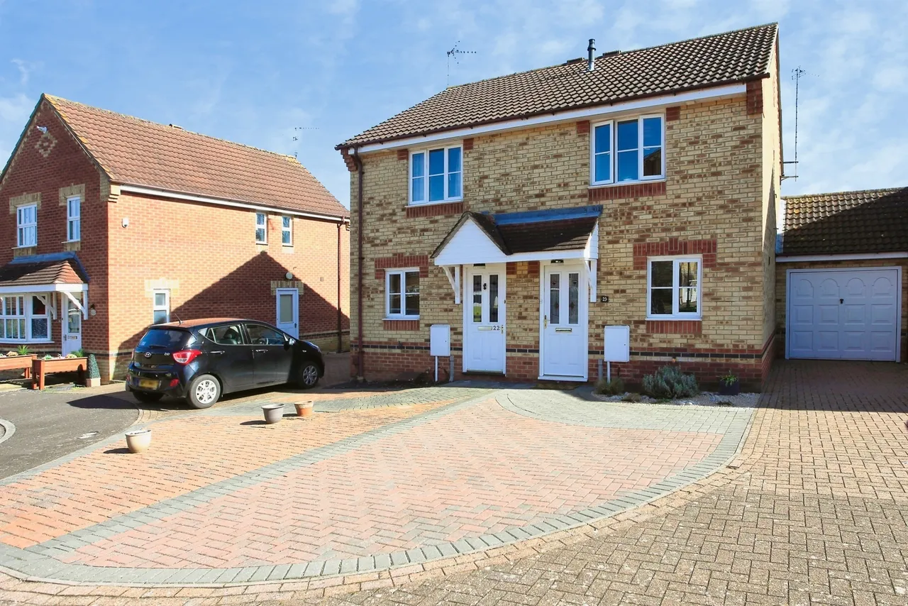 2 bed house for sale — Fieldfare Drive, Stanground, Peterborough