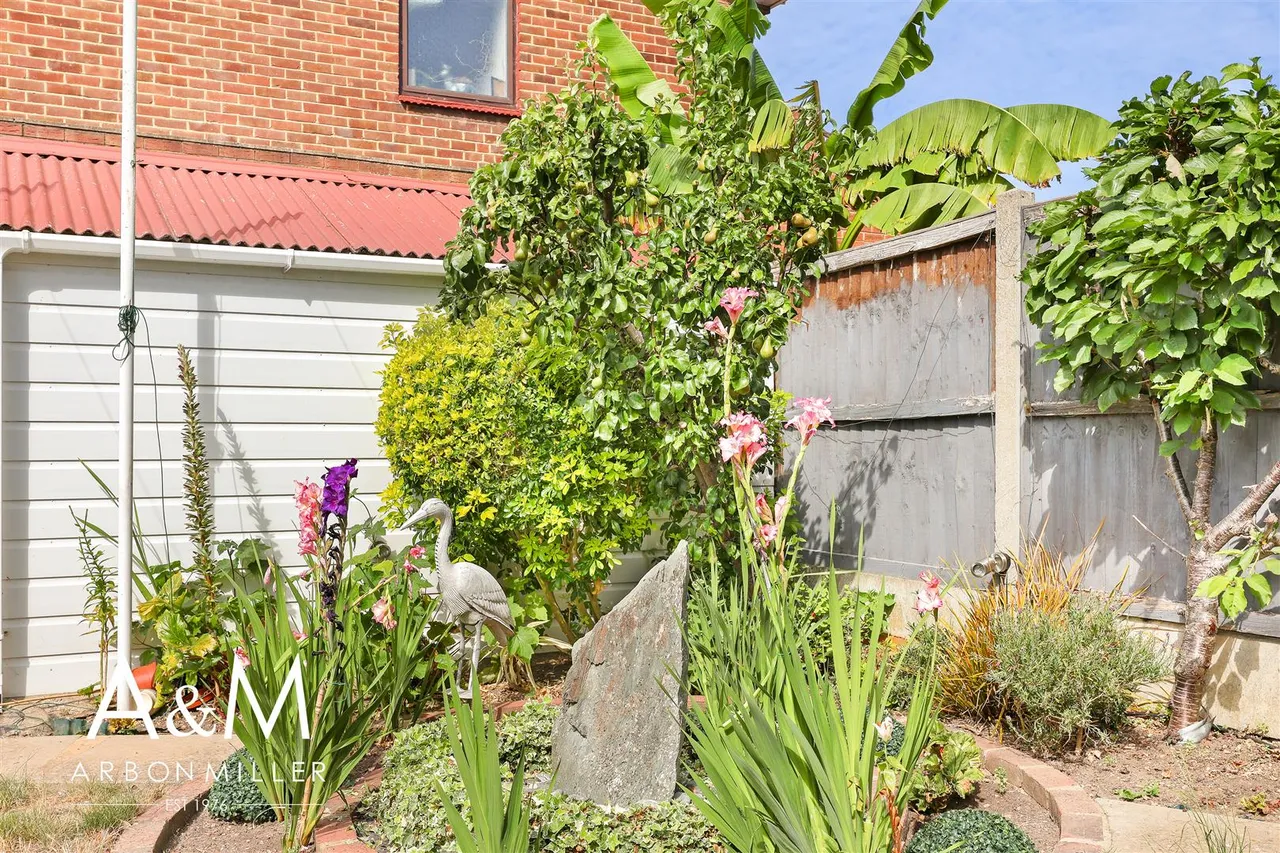 Leyswood Drive, Newbury Park, Essex, Ilford, IG27JH, photo 20