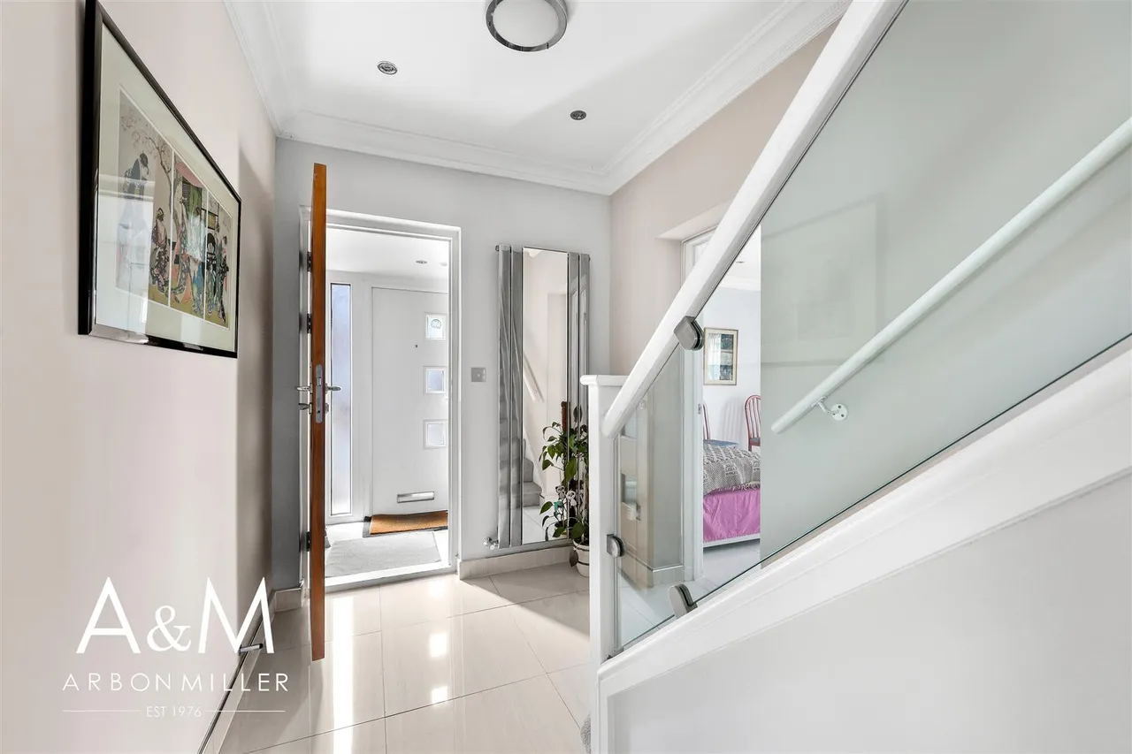 Leyswood Drive, Newbury Park, Essex, Ilford, IG27JH, photo 5