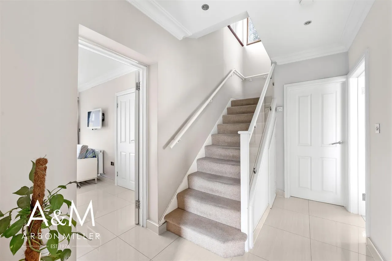 Leyswood Drive, Newbury Park, Essex, Ilford, IG27JH, photo 4