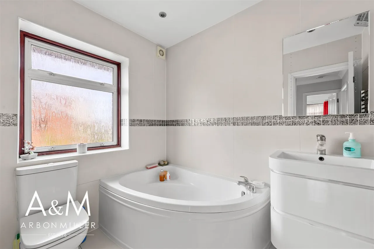 Leyswood Drive, Newbury Park, Essex, Ilford, IG27JH, photo 17