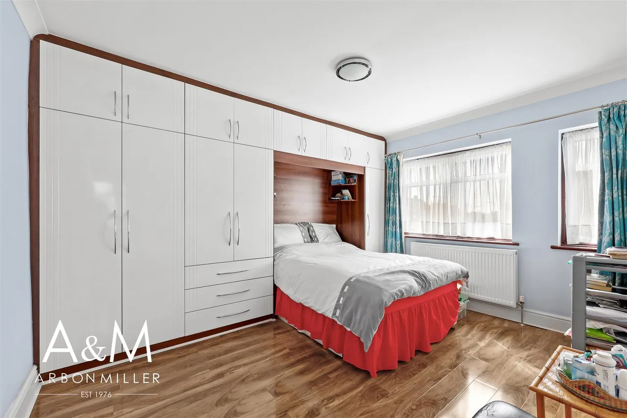 Leyswood Drive, Newbury Park, Essex, Ilford, IG27JH, photo 14