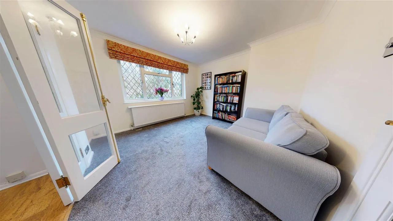 Newnham Close, Loughton, photo 2