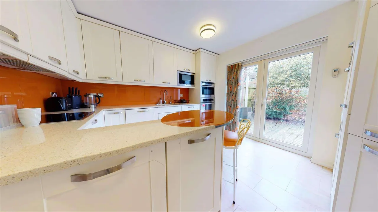 Newnham Close, Loughton, photo 4