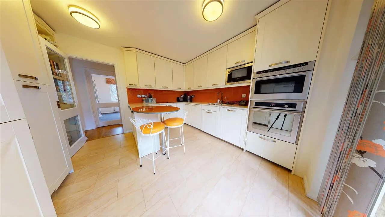 Newnham Close, Loughton, photo 5