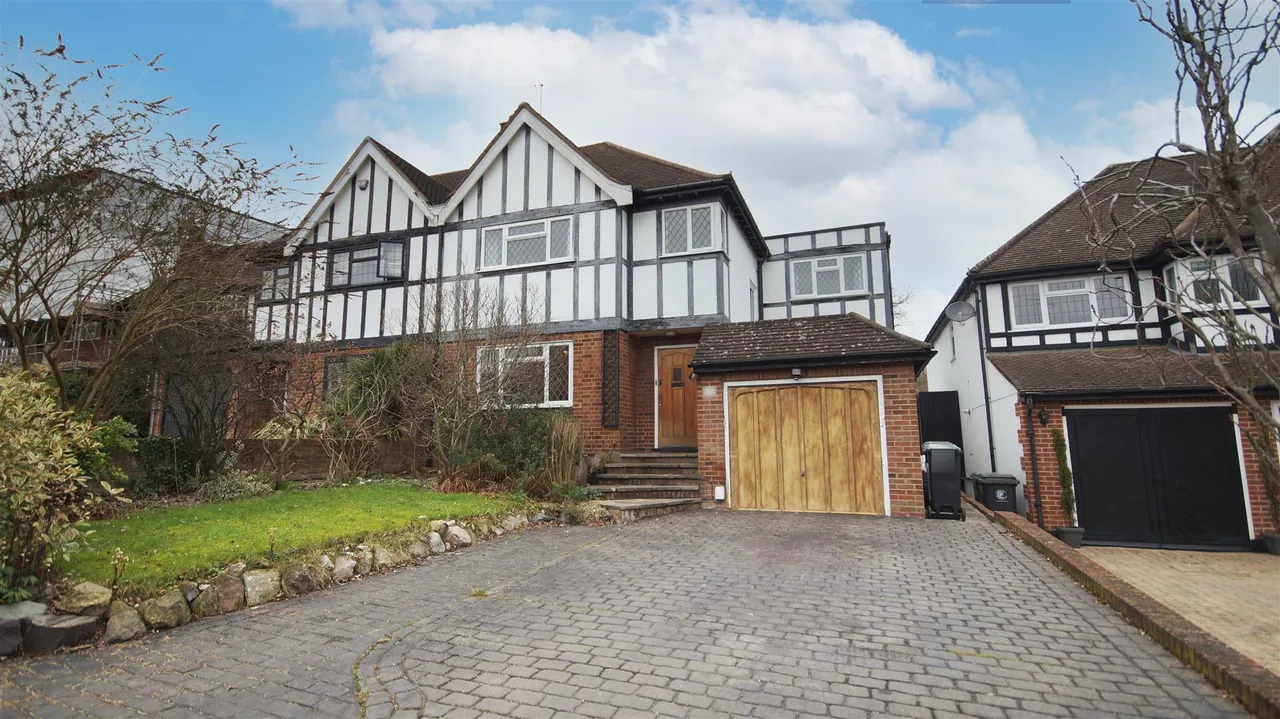4 bed house for sale — Newnham Close, Loughton