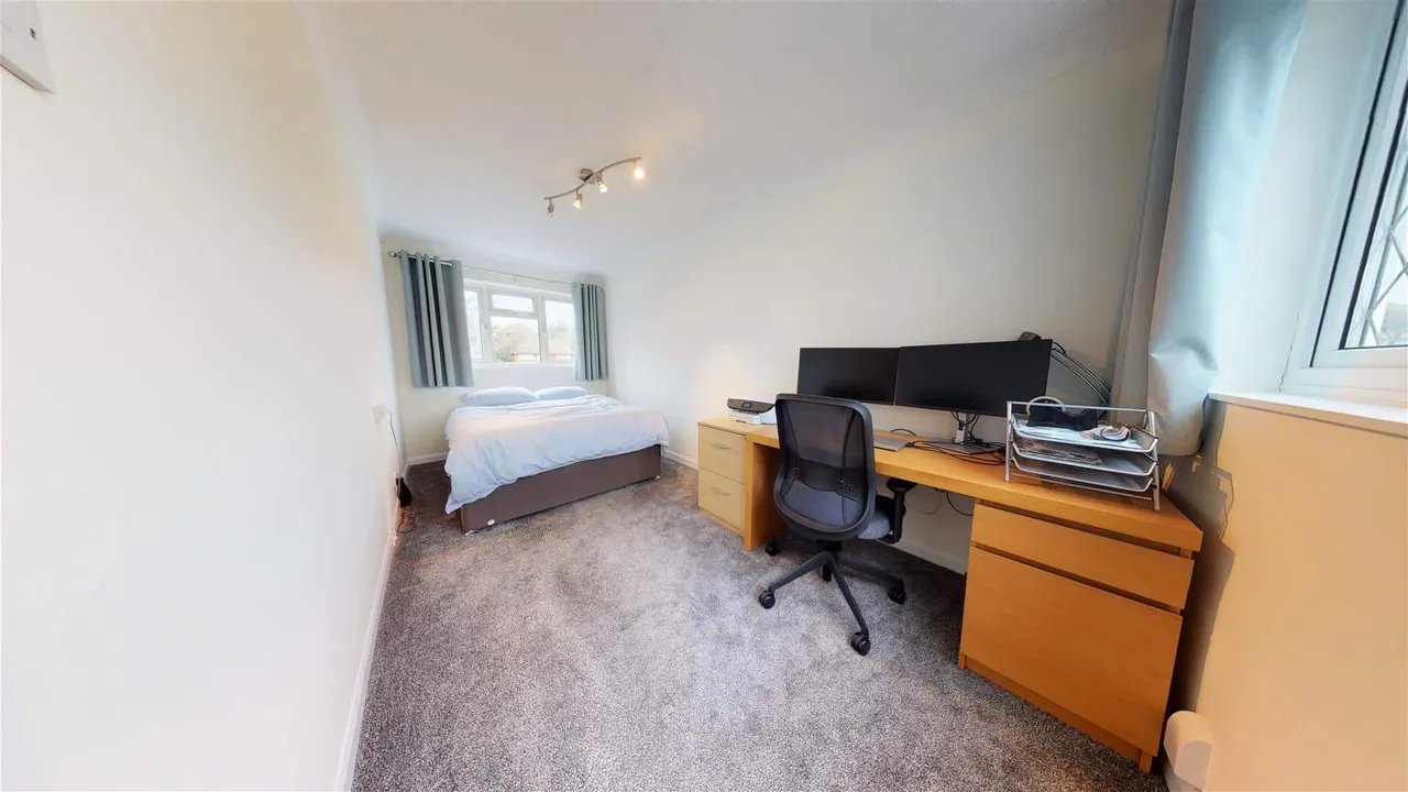 Newnham Close, Loughton, photo 8