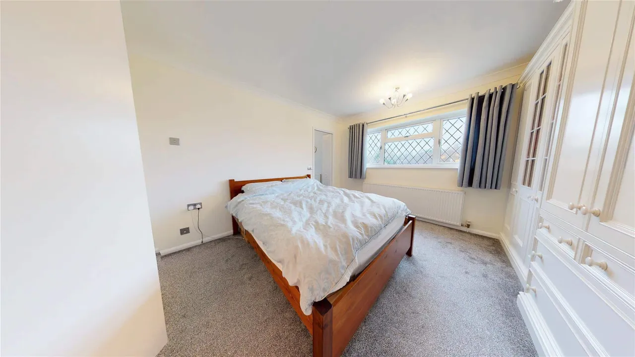 Newnham Close, Loughton, photo 6