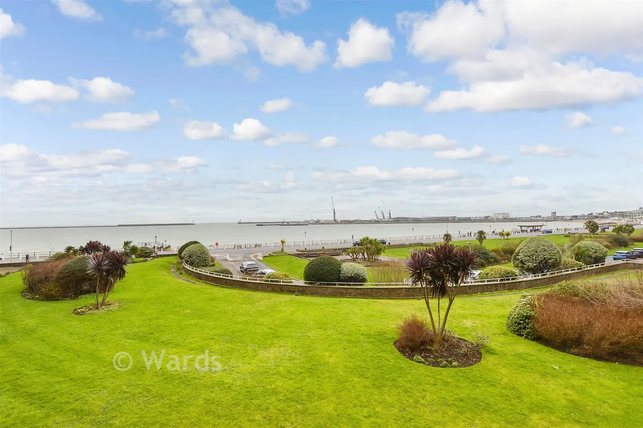 3 bed flat for sale, The Gateway, Dover, CT16