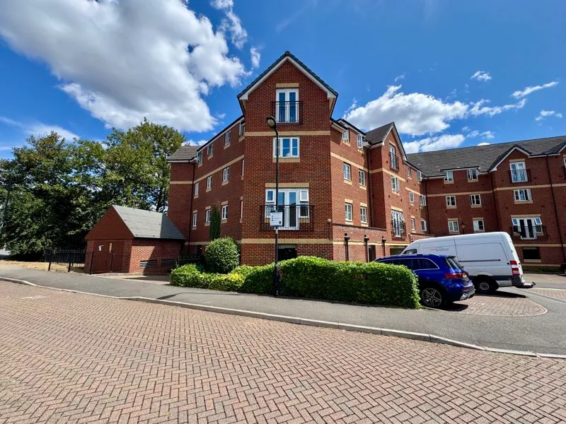 2 bed flat to rent — Eaton Avenue, Slough SL1 6EZ