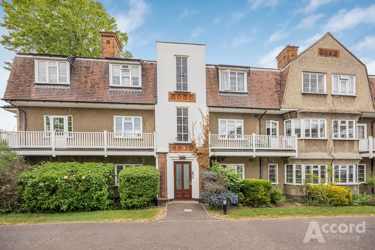 2 bed flat for sale — Upminster Road, Hornchurch, RM11