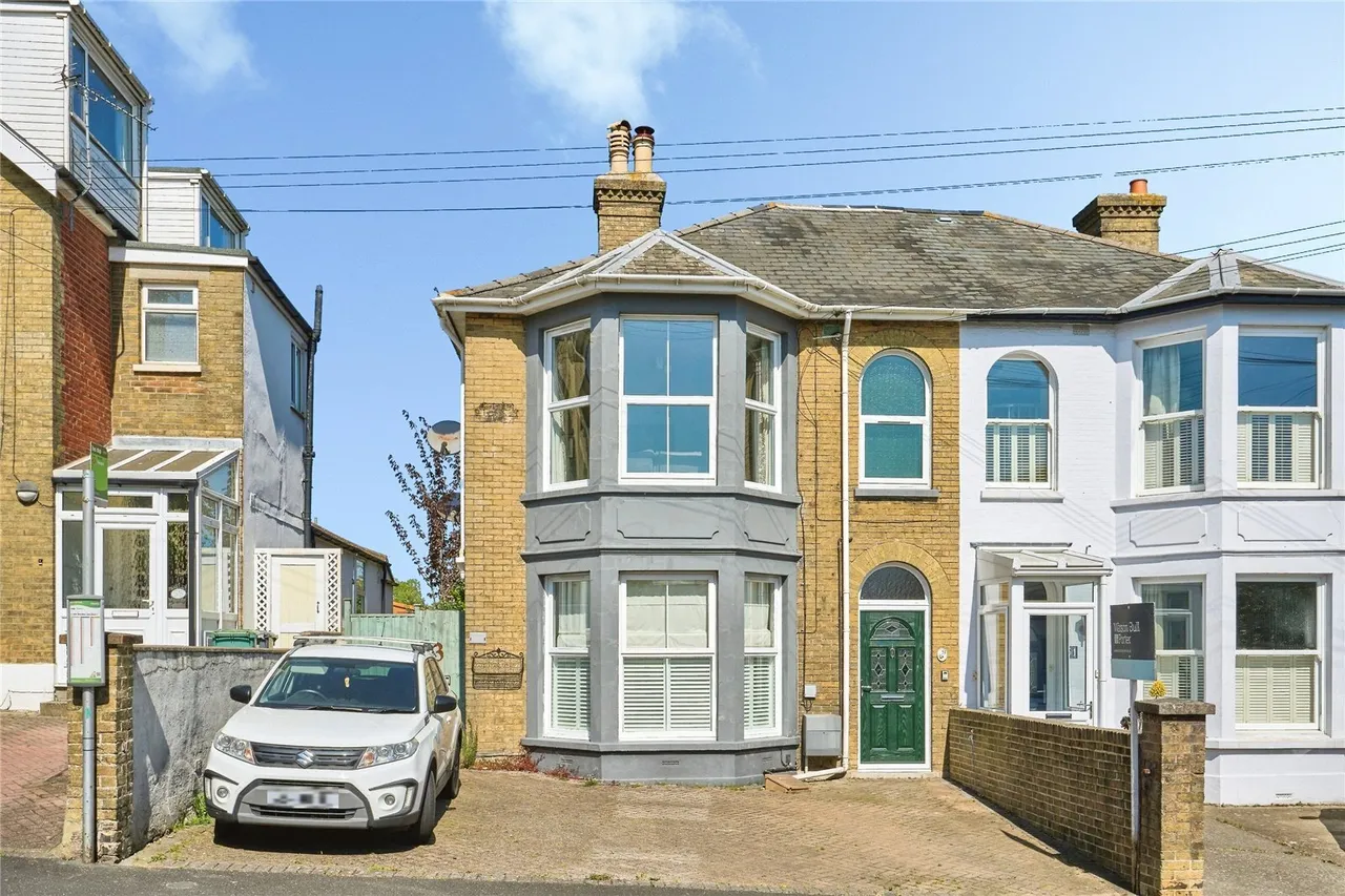 2 bed flat for sale, Mill Hill Road, Cowes, PO31