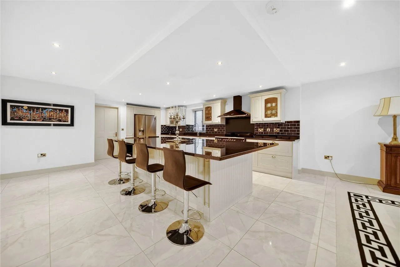 Harrogate Road, Leeds, LS17, photo 5