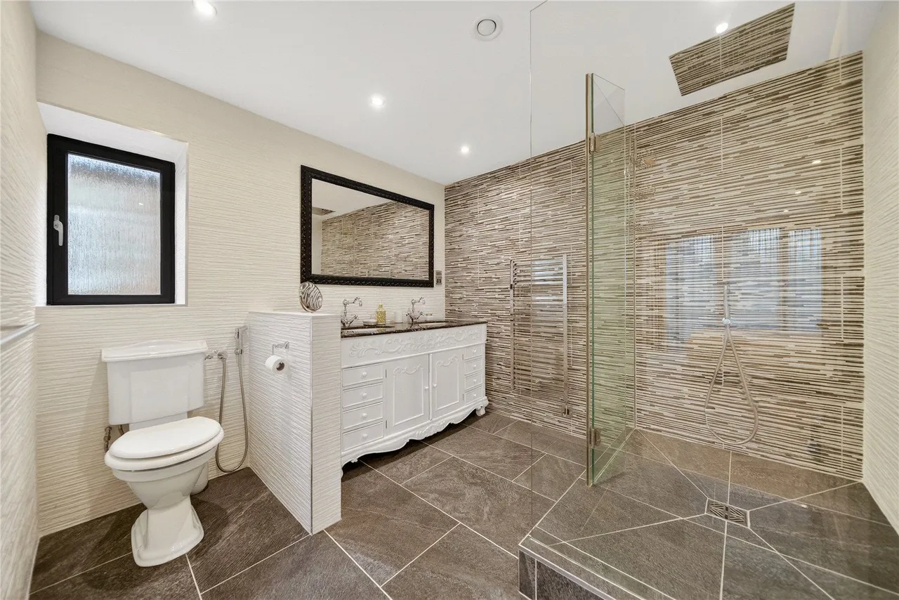 Harrogate Road, Leeds, LS17, photo 12