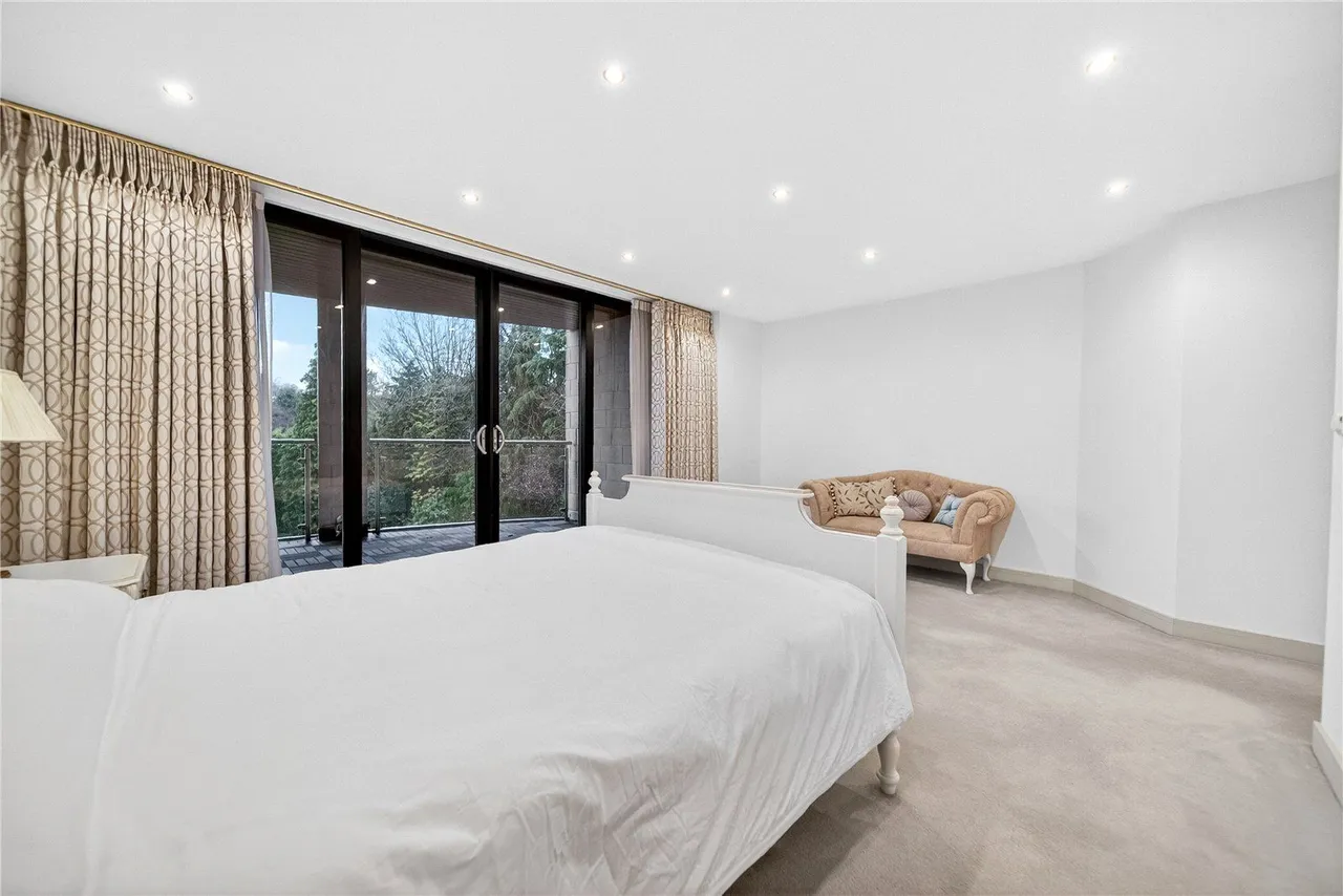 Harrogate Road, Leeds, LS17, photo 16