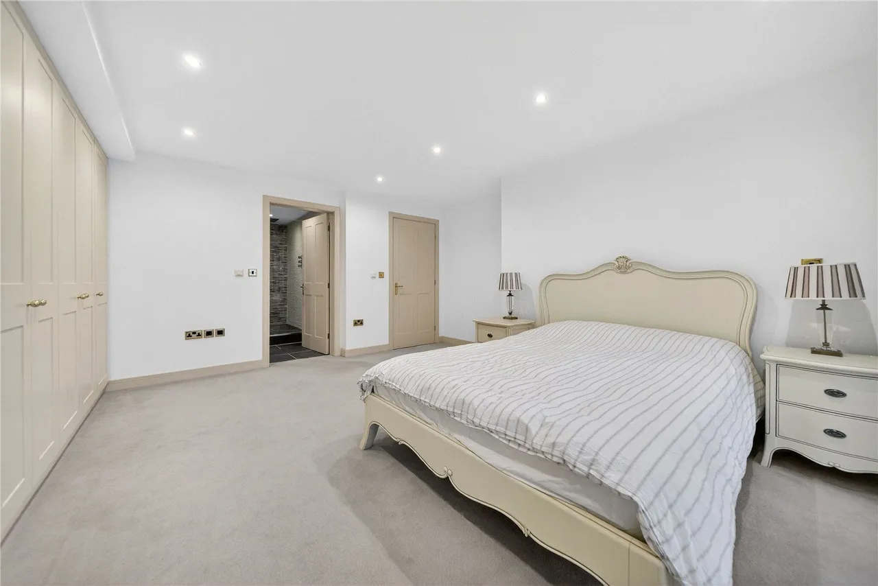 Harrogate Road, Leeds, LS17, photo 15