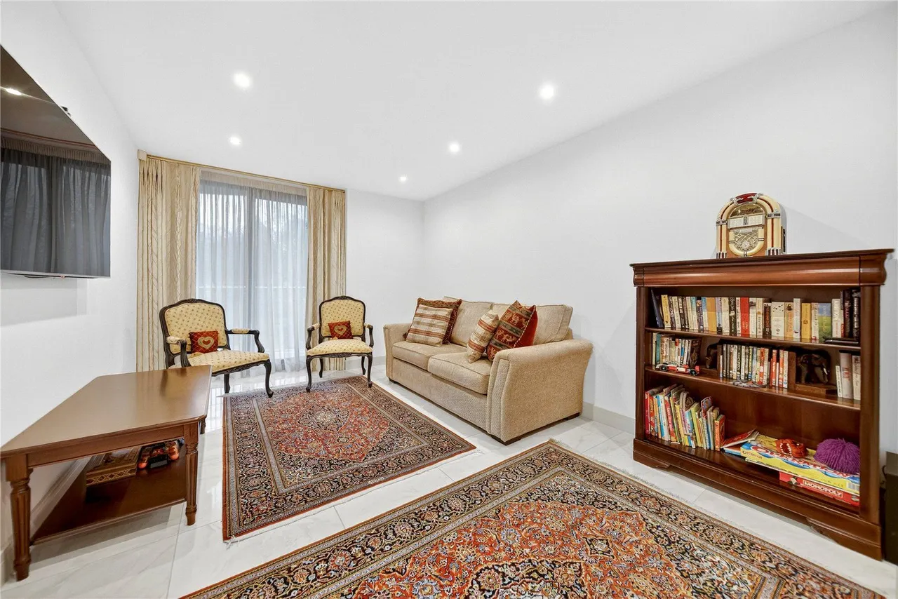 Harrogate Road, Leeds, LS17, photo 10