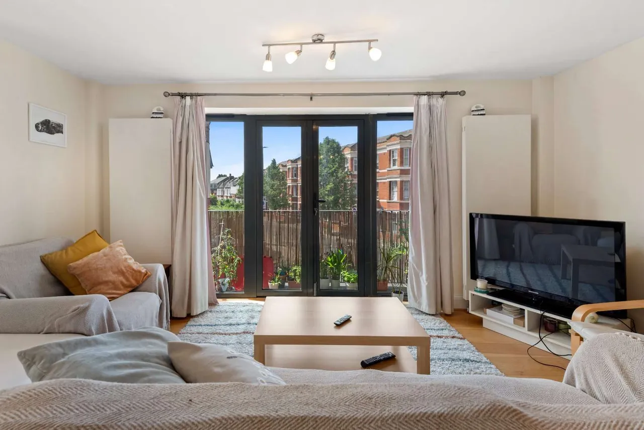 2 bed flat for sale — Clapham Park Road, London, SW4 7DE