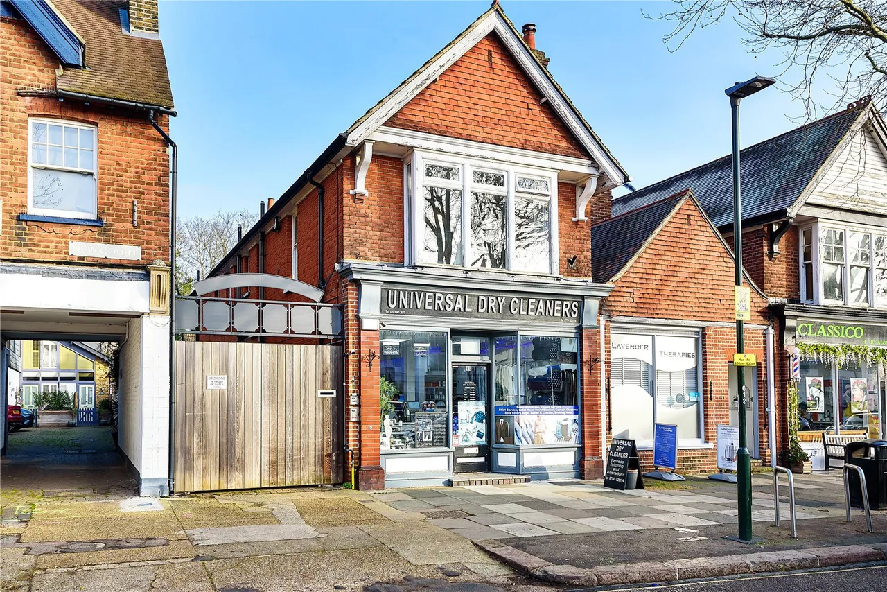3 bed flat for sale — Station Road, Hampton, TW12 2AX