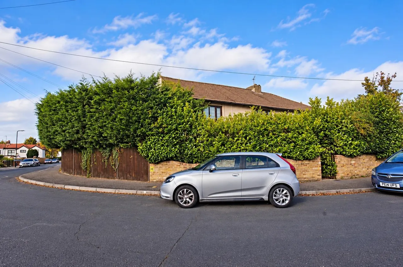 Mead Crescent, London, photo 4