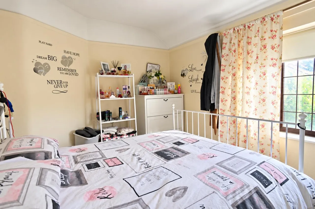 Mead Crescent, London, photo 7