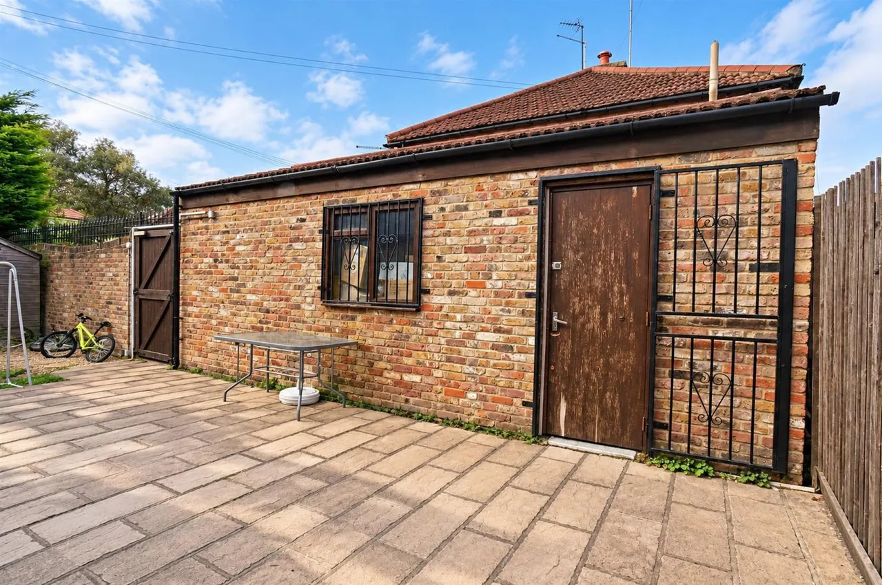 Mead Crescent, London, photo 12