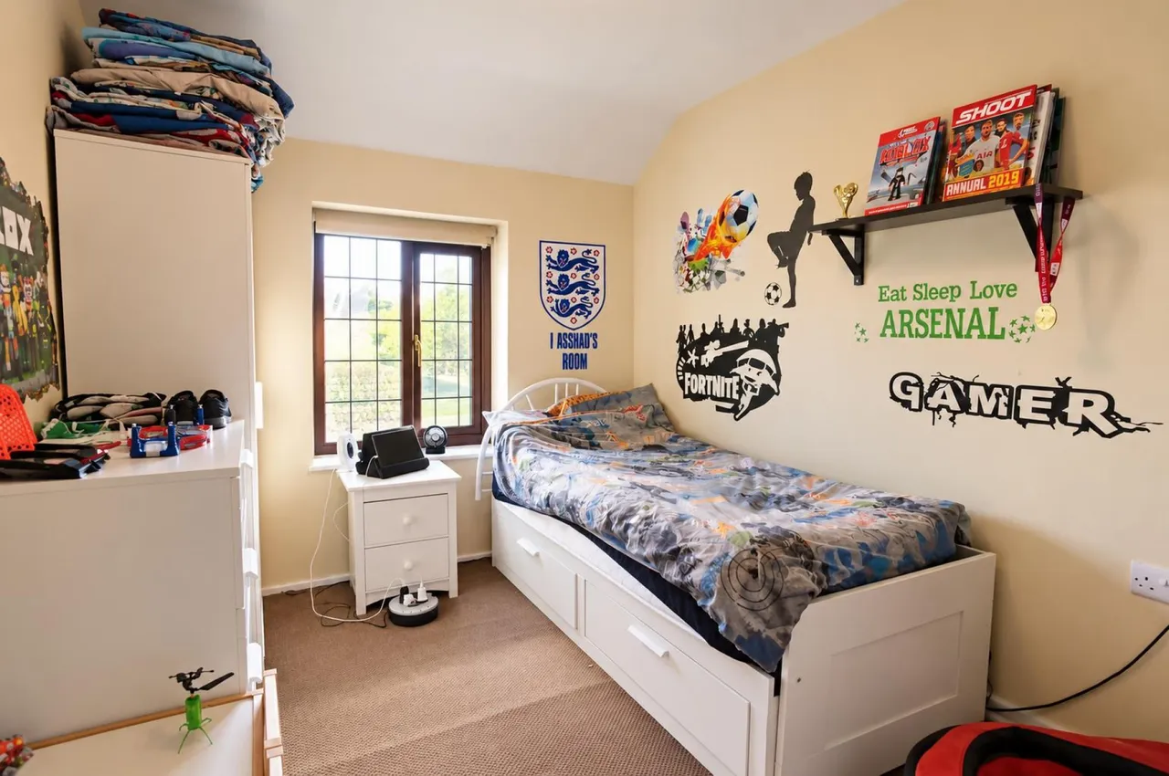 Mead Crescent, London, photo 9
