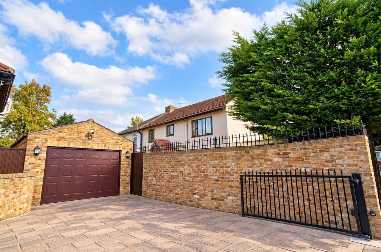 Mead Crescent, London, photo 2