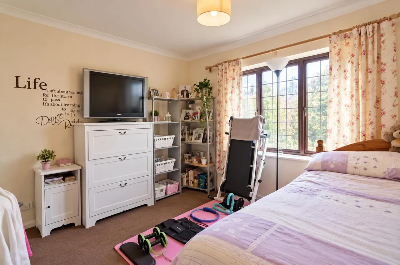 Mead Crescent, London, photo 10