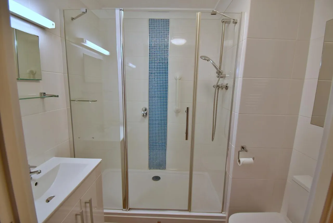 Alexandria Court, BH22, photo 9
