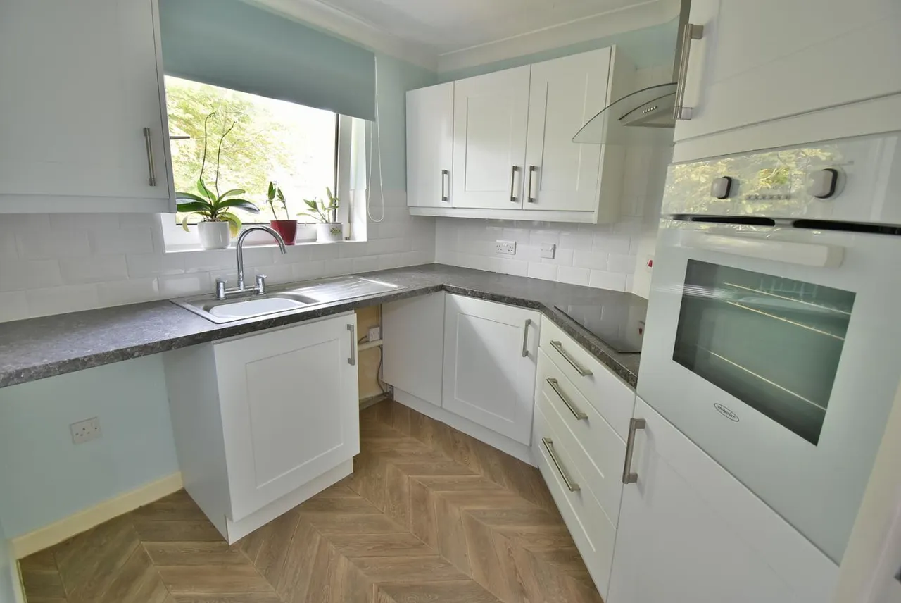 Alexandria Court, BH22, photo 2