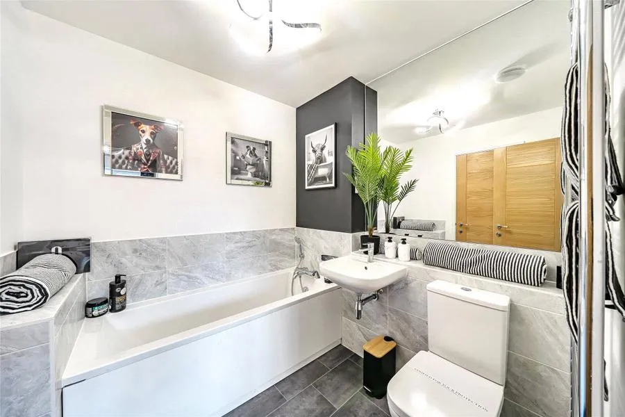 Stone Crescent, GL51, photo 12
