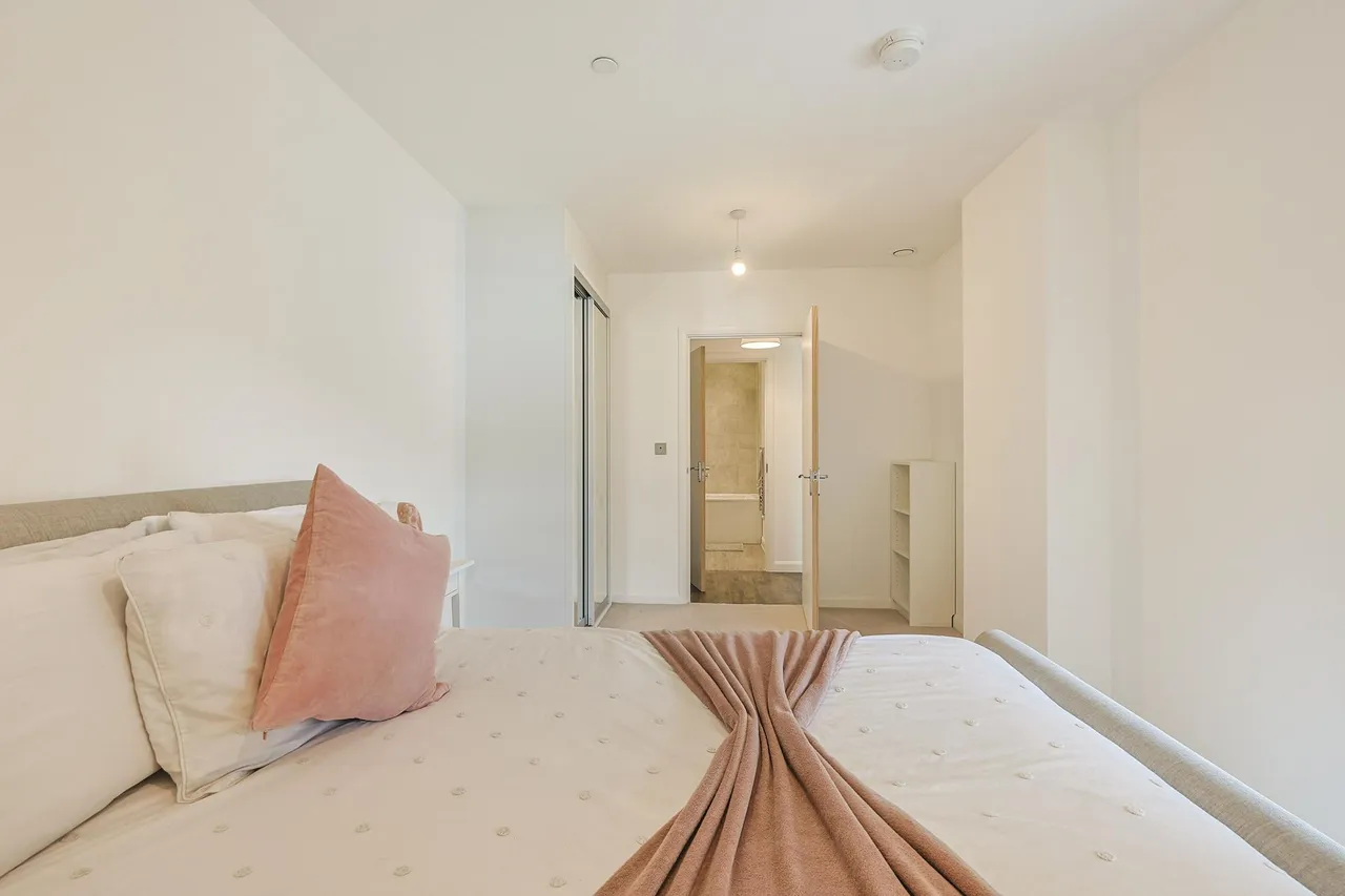 East Acton Lane, London, W3, photo 17