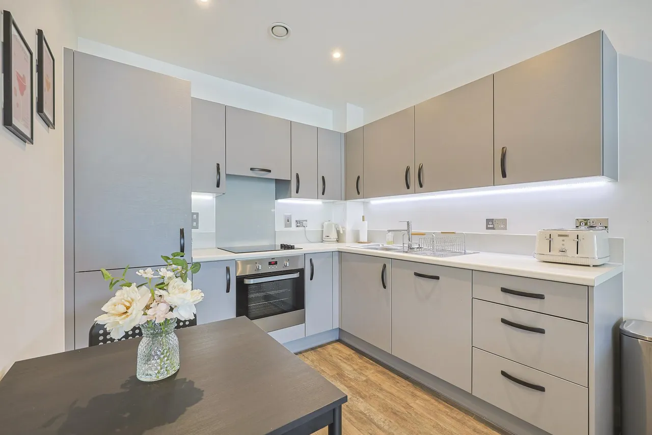 East Acton Lane, London, W3, photo 2