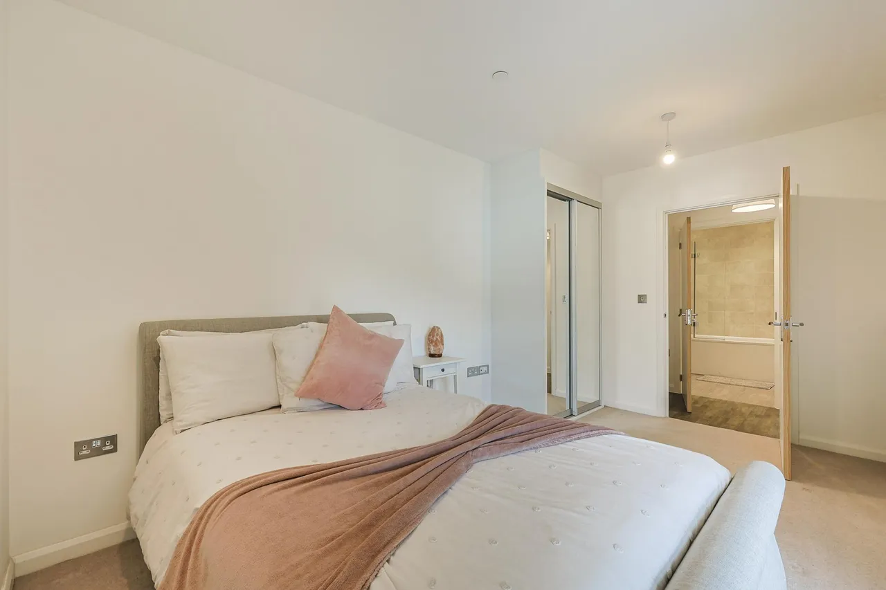 East Acton Lane, London, W3, photo 14