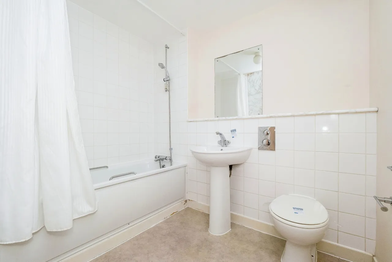 Cam Road, London, E15, photo 6