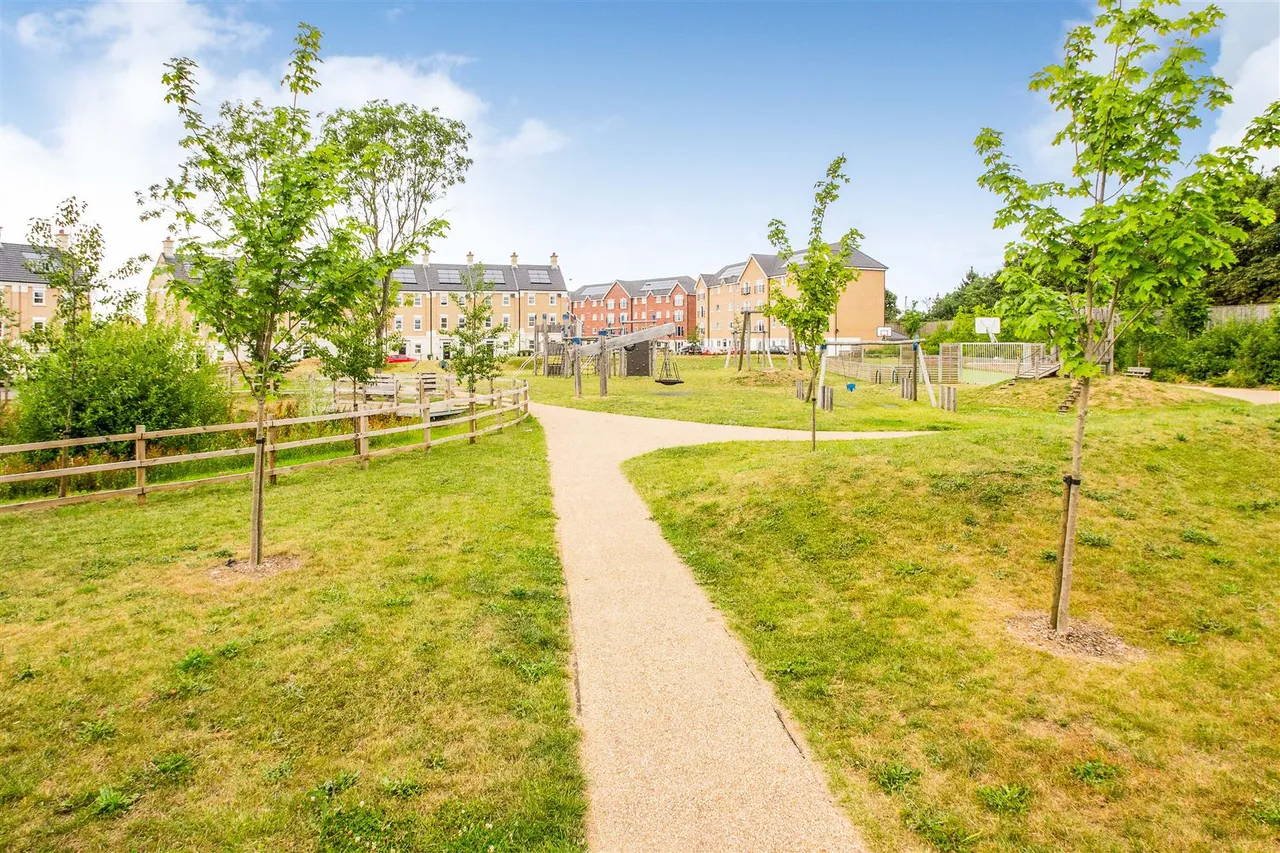 Top Fair Furlong, Redhouse Park, photo 14