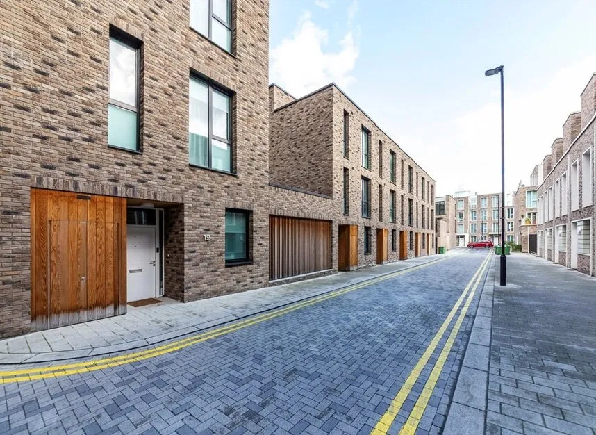 3 bed property to rent, Rope Terrace, Royal Wharf, E16