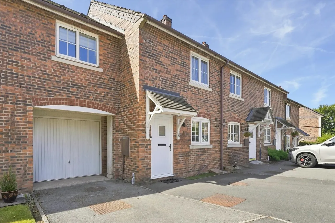 3 bed property for sale — Spinners Way, Bollington