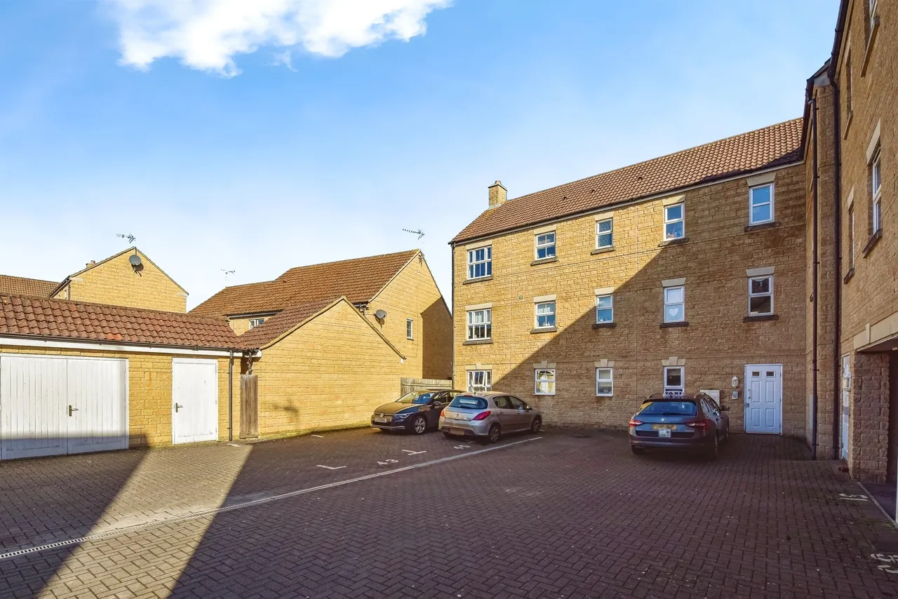 2 bed flat for sale — Nuthatch Road, Calne