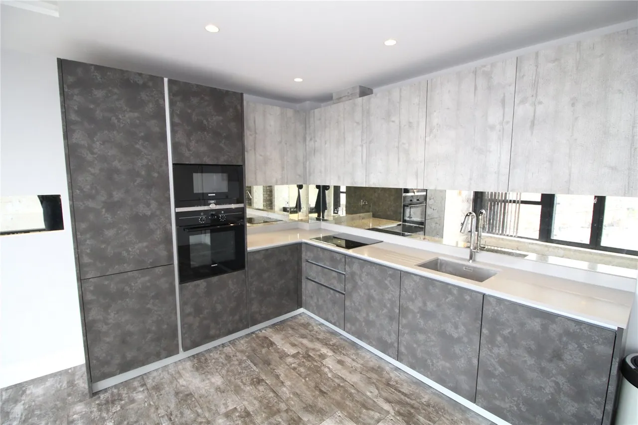 2 bed flat to rent, Chase Road, London, N14