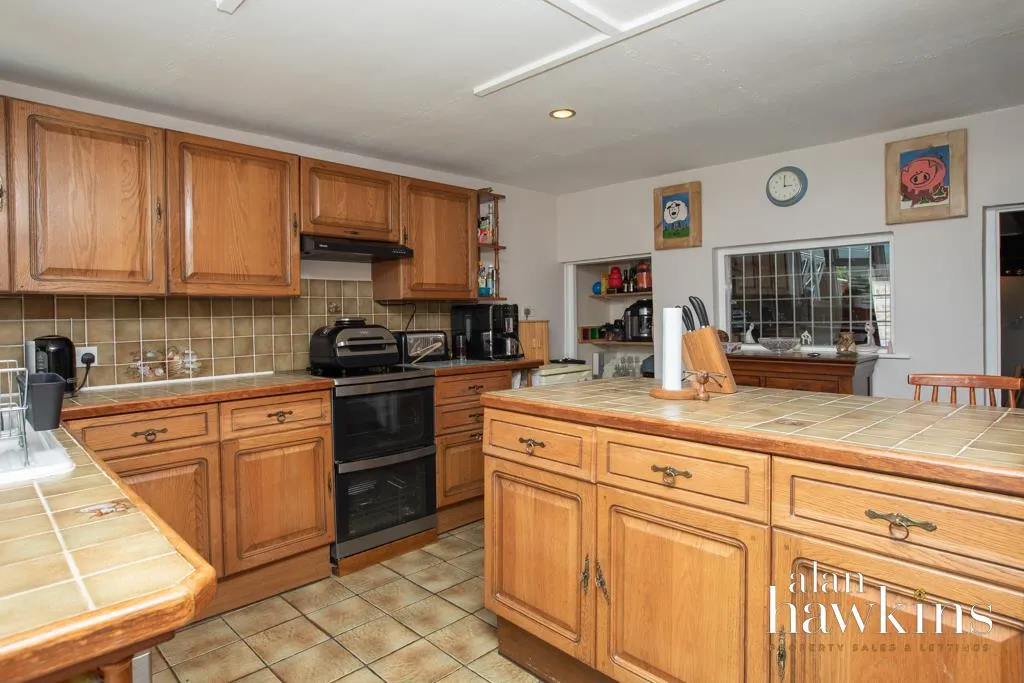 Bradenstoke, SN15, photo 8