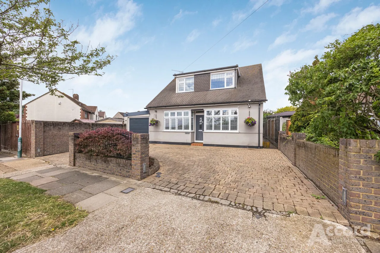 4 bed house for sale — Deveron Way, Romford, RM1