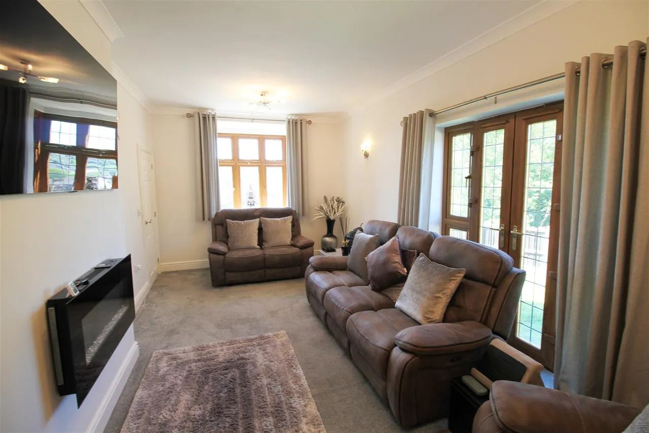 Huddersfield Road, Carrbrook, photo 19