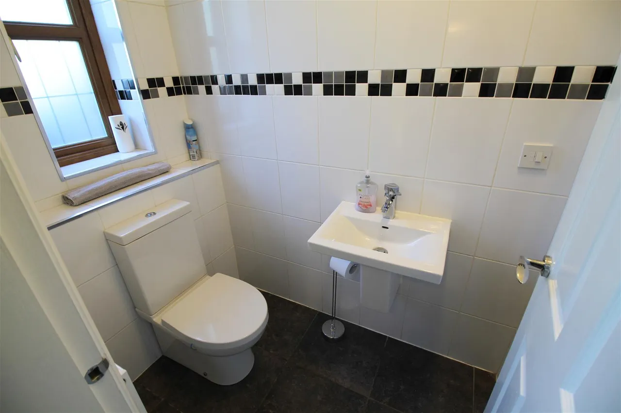 Huddersfield Road, Carrbrook, photo 11
