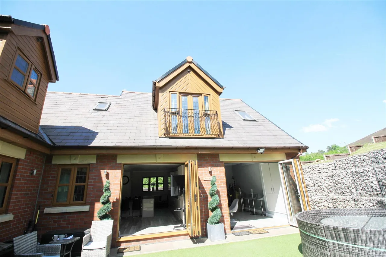 Huddersfield Road, Carrbrook, photo 37